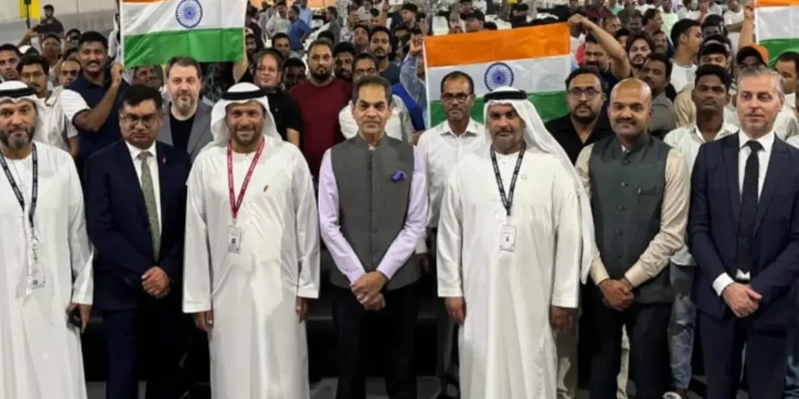 സ്വാതന്ത്ര്യദിനത്തില്‍ ഇന്ത്യന്‍ അംബാസഡര്‍ തൊഴിലാളി ക്യാമ്പ് സന്ദര്‍ശിച്ചു